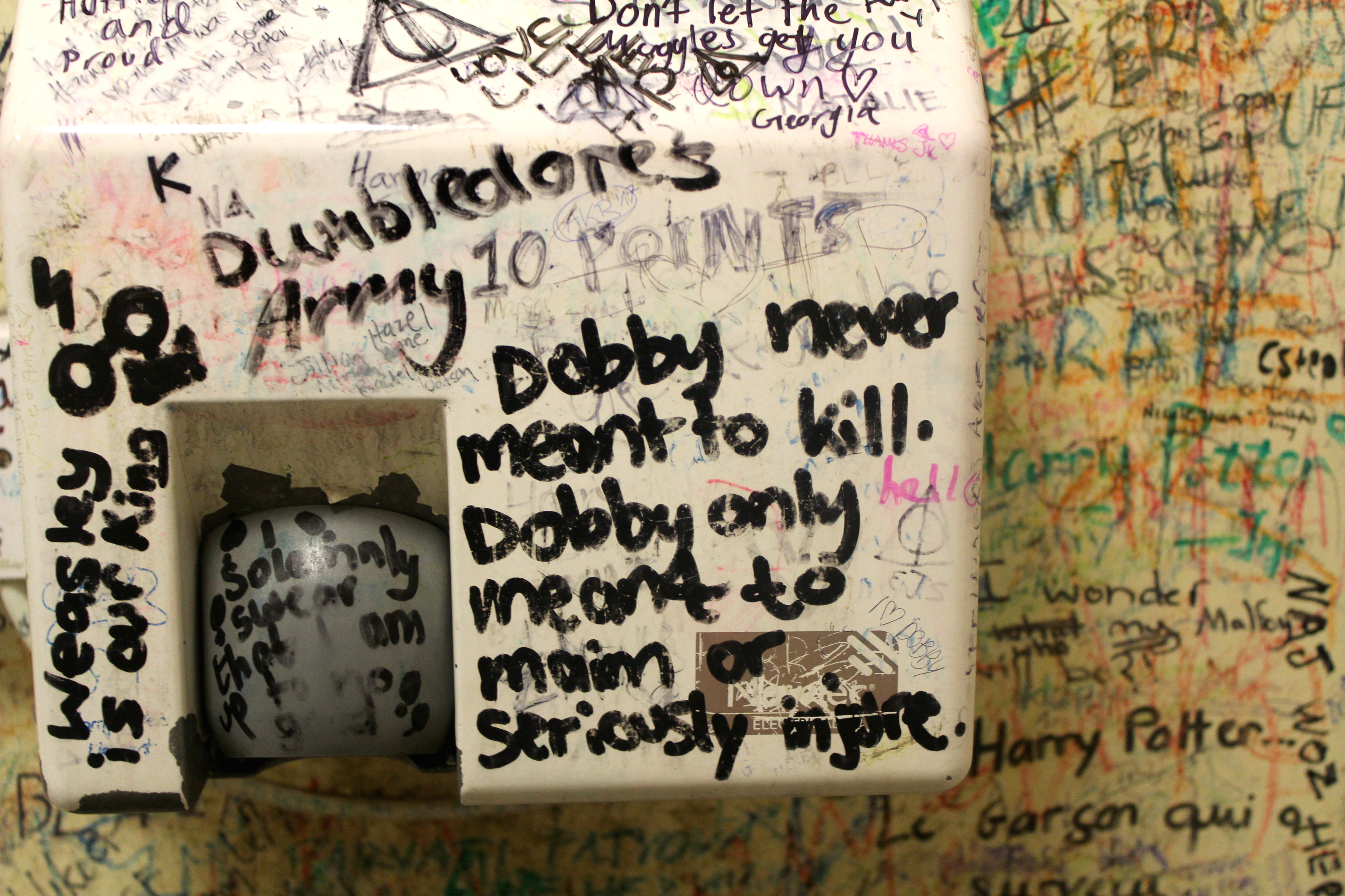 Elephant-House-Harry-Potter-Toilet-Graffiti