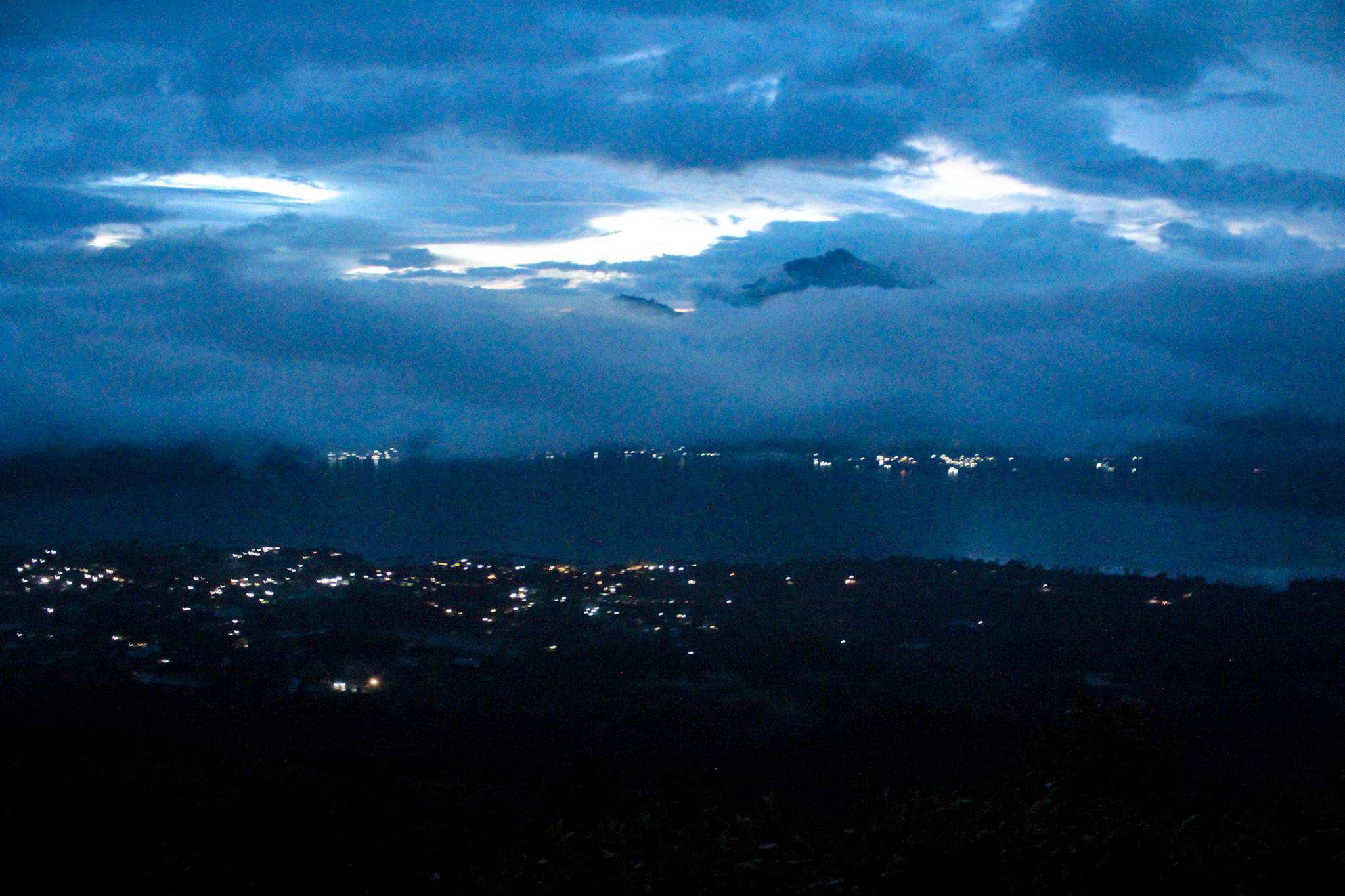 Monkeys-Mount-Batur-Bali